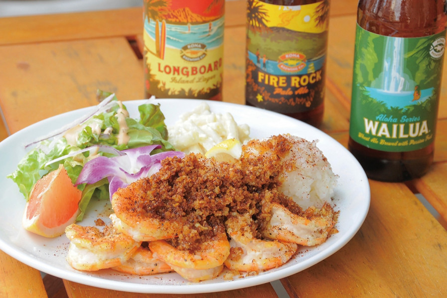 爽やかなハワイのビールはガーリックシュリンプにもぴったり。