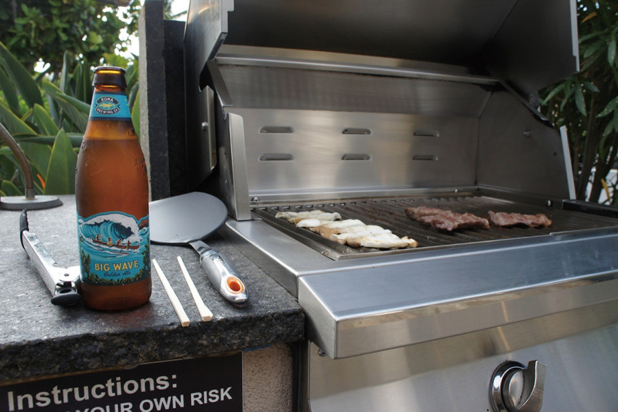 ビール片手にBBQがハワイスタイル。