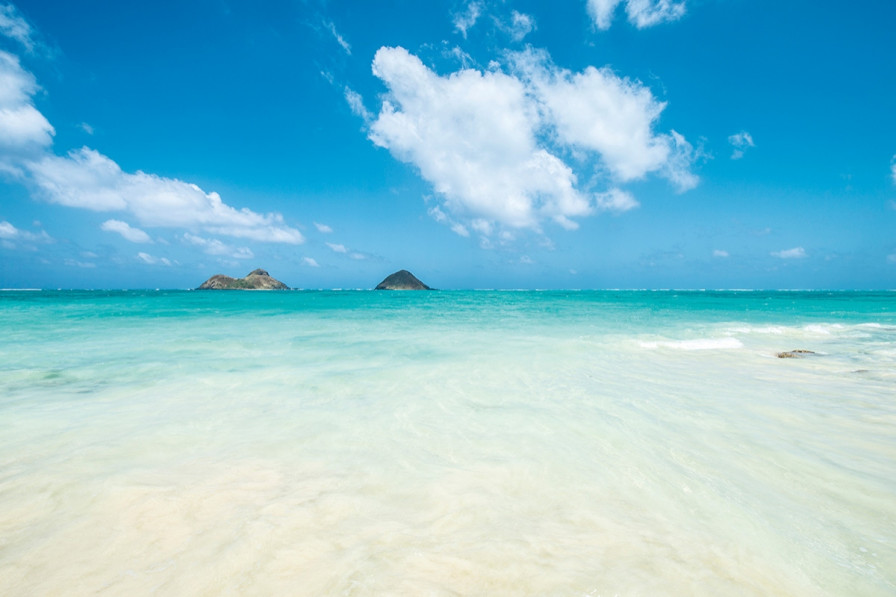 ラニカイビーチの青い空とエメラルドグリーンの海のグラデーションは絶景