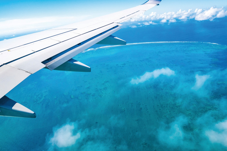 ハワイ旅行に行く機内からの景色