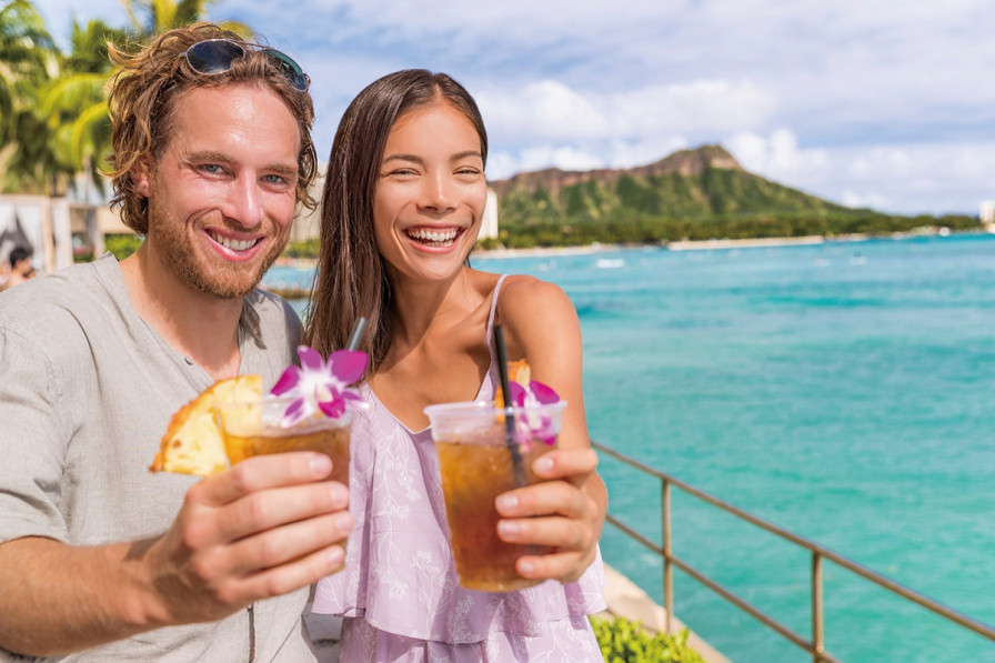 ハワイでお酒を楽しむカップル