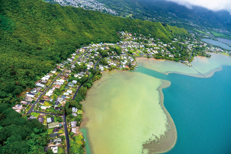 オアフ島郊外の街並みと海