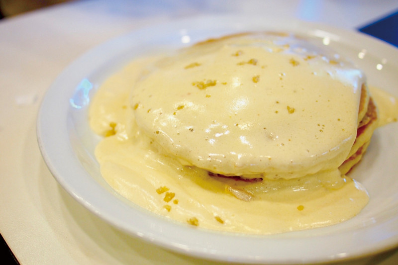 見た目より甘さ控えめで食べやすいマカダミアナッツパンケーキ