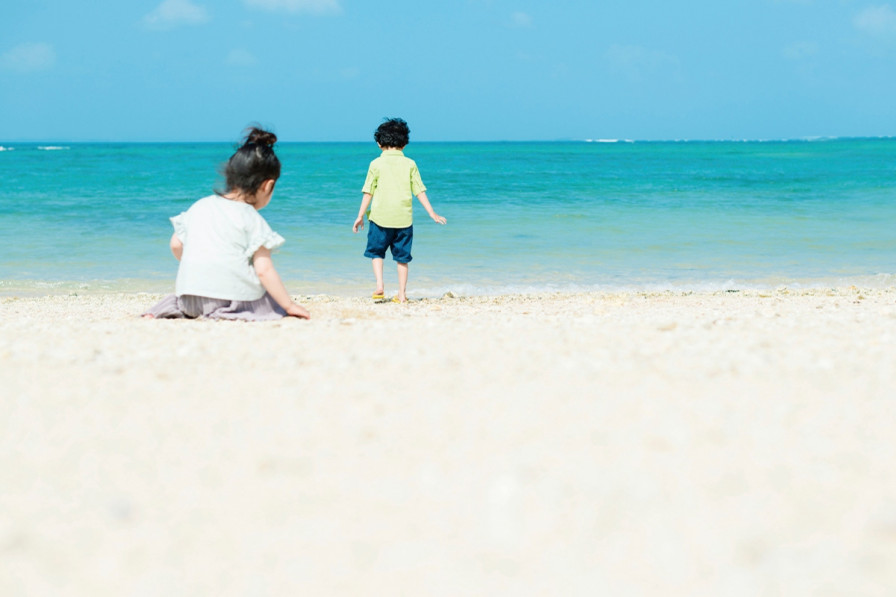 遠浅で綺麗なビーチは小さなお子様にも安心