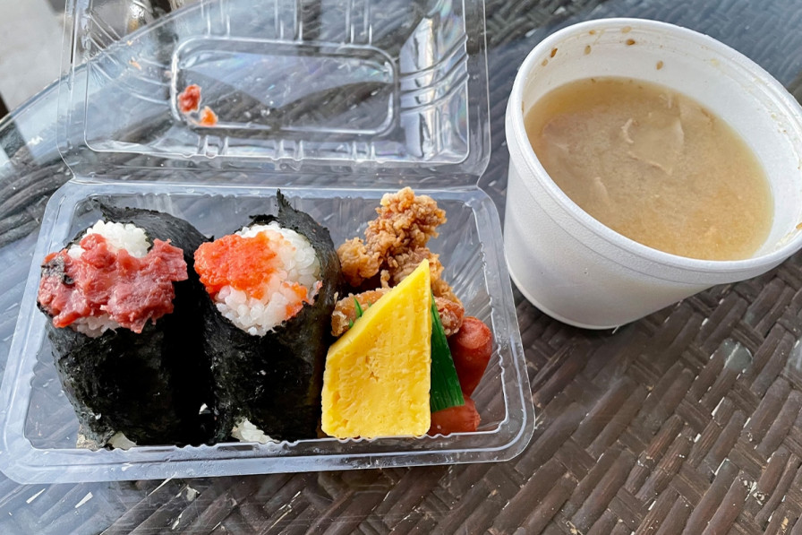 おむすび2個+豚汁デラックスセット(唐揚げ、ソーセージ、玉子焼き付き)