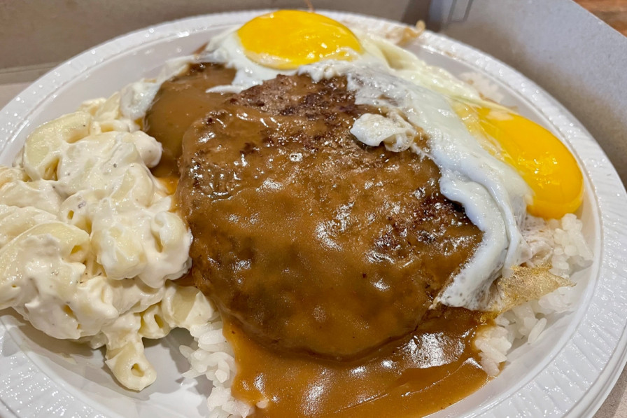 地元で長年愛されるローカル飯「ロコモコプレート」